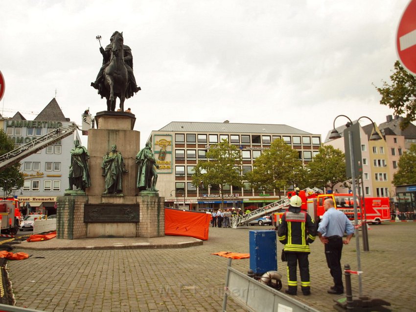 2 Denkmalkletterer hielten Feuerwehr und Polizei in Trapp Koeln Heumarkt P045.JPG